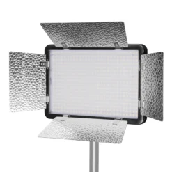 Walimex pro 2x LED 500 Versalight Daylight Flächenleuchte inkl. 2x Lampenstativ + 4x Akku, 32 W Videoleuchte, Tageslichtlampe mit 5600 K, Studioleuchte mit Fernbedienung