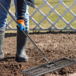 Wiltec Aluminium Rasenrakel 76 x 25,4 cm Mit 2 m Stiel, Unebenheiten Ausgleichen, Leveler Gartengerät Zum Sanden
