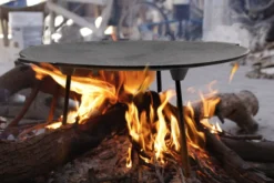 Wiltec Dutch Oven Grillplatte rund Ø44cm Höhe 23cm, Grillaufsatz mit 3 Beinen, Gusseisen mit Antihafteffekt