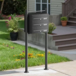 Wiltec 3er Briefkastenanlage schwarz 556 x 270 x 1200 mm, Standbriefkasten mit 3 Fächern, Schlüssel und Namensschild, Briefkasten Postkasten mit Ständer