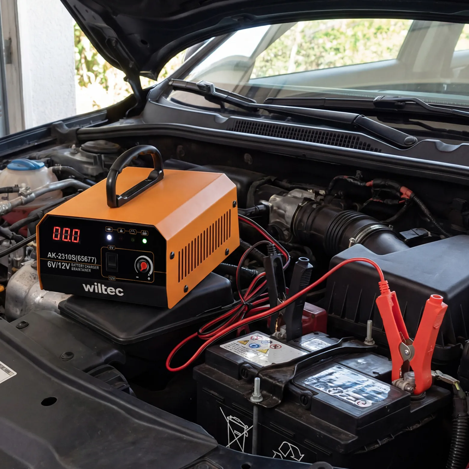Wiltec Ladegerät 6-12 V, Batterieladegerät mit variabler Stromstärke 3–10A, 10-150 Ah für Autobatterie Kfz und Motorrad, intelligenter Lader mit LCD-Display und Tragegriff