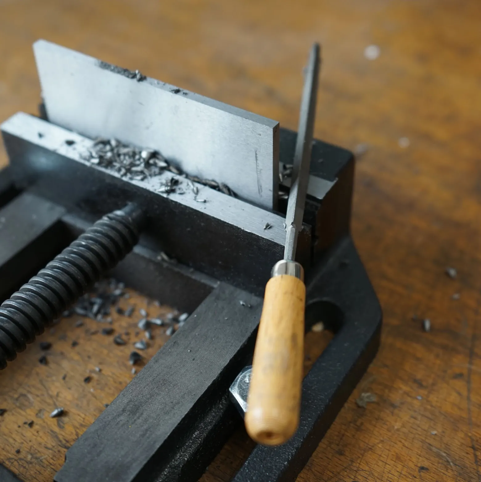 Wiltec Maschinenschraubstock 100 mm Backenbreite, Schraubstock für Werkstatt, Bohrmaschinenschraubstock als Spannwerkzeug