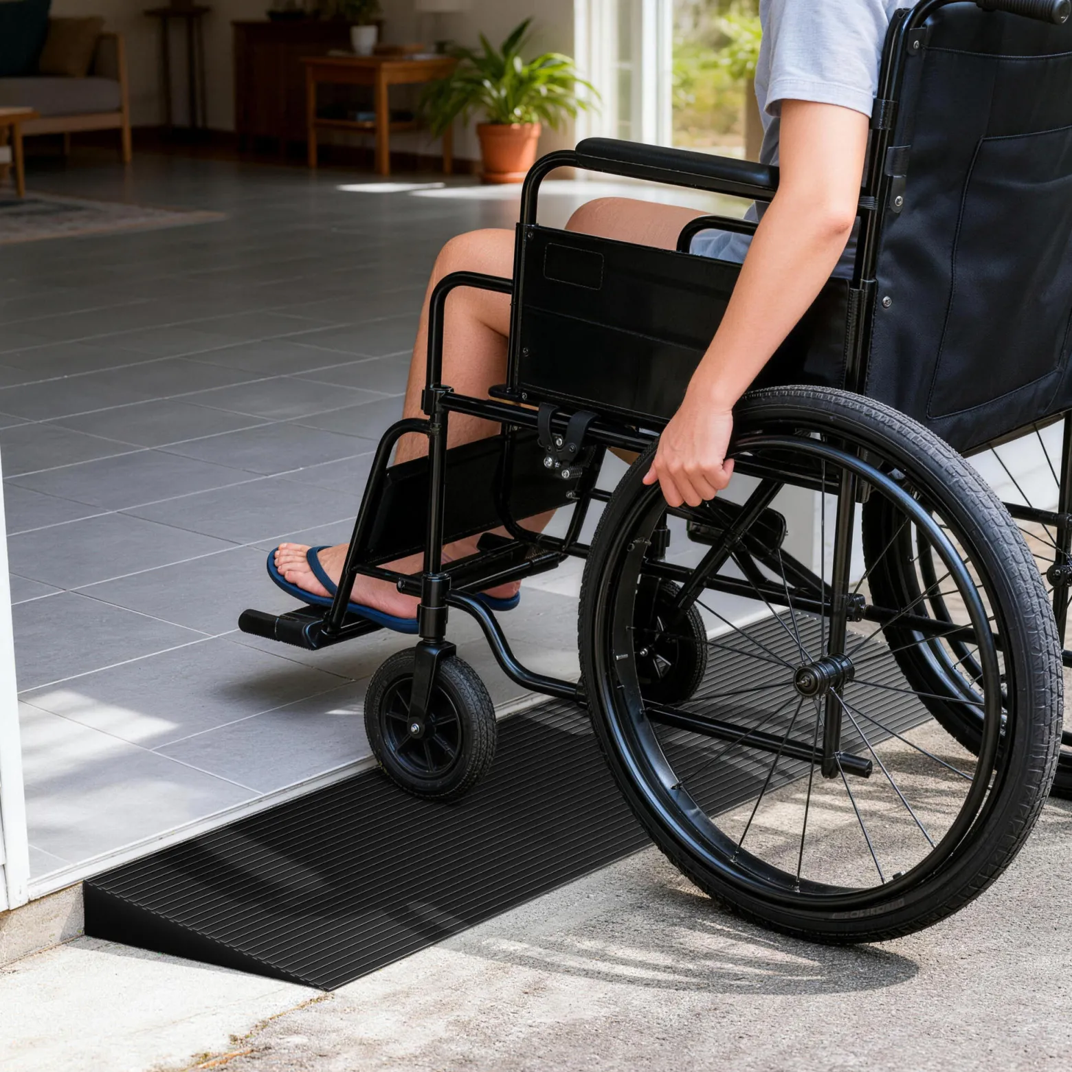 Wiltec Türschwellenrampe 900x200x35 mm für Rollstuhl & Rollator, schwarz, Rollstuhlrampe aus Vollgummi, rutschfeste Oberfläche, Bordsteinrampe kürzbar