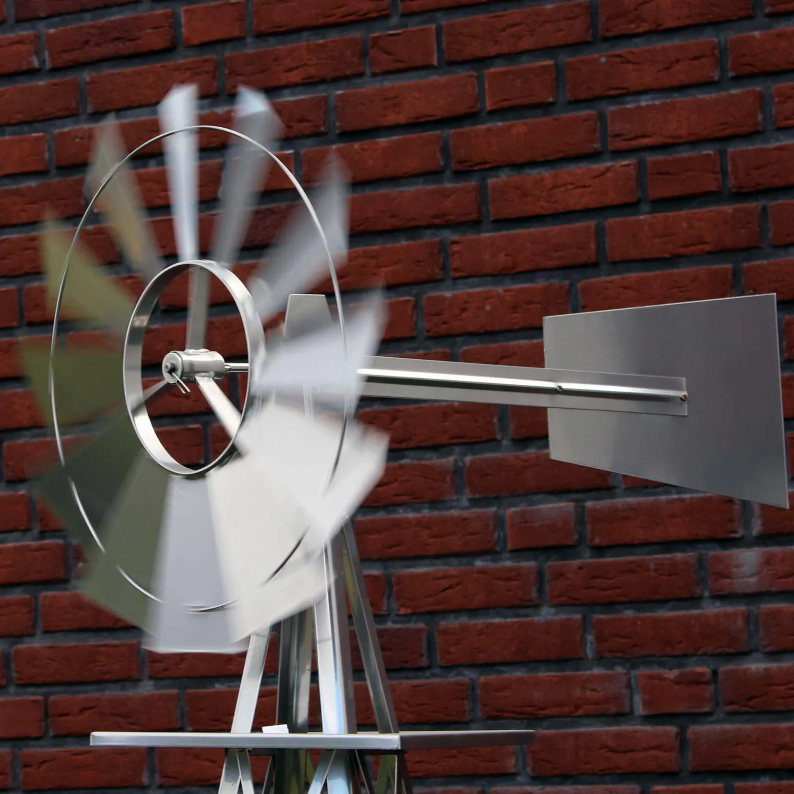 Wiltec Windrad mit 245 cm Höhe, Windmühle in Silberfarben, Windspiel im US-Design, Gartendeko mit kugelgelagertem Texasrad, Rankhilfe für Garten
